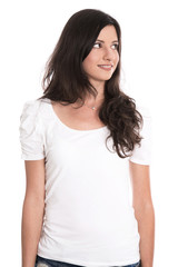 Fototapeta premium Junge Frau in weißem T-shirt blickt seitlich nach oben