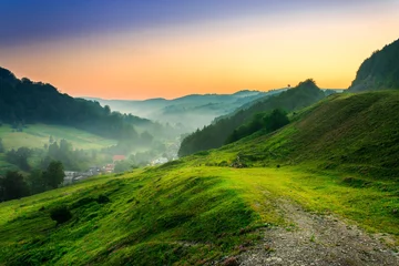Fototapete Hügel Hang in der Nähe des Dorfes im Morgennebel