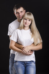Портрет молодой пары на черном фоне