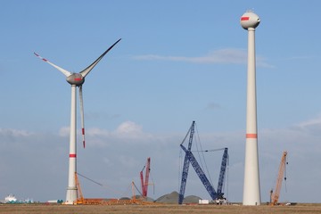 Windkraftanlage im Aufbau