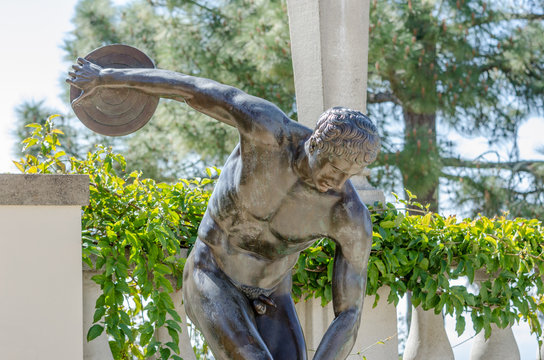 Statue of a man throwing discus