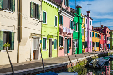 Fototapeta na wymiar Pralnia na kolorowe Burano budynków przez Canal