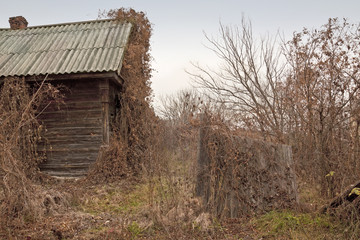 Fototapeta na wymiar Abandoned house in the countryside