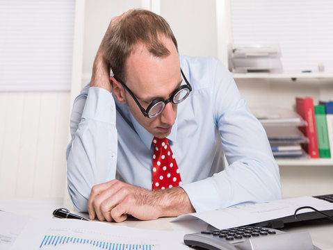 Frustrierter Mann im B&uuml;ro - Niederlage, Burnout, Depression