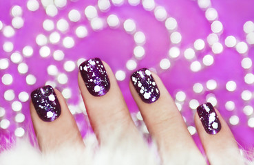 Снег на фиолетовых ногтях.
