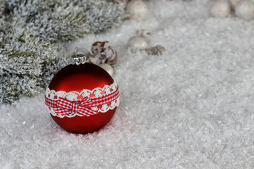 Weihnachtskugel im Schnee