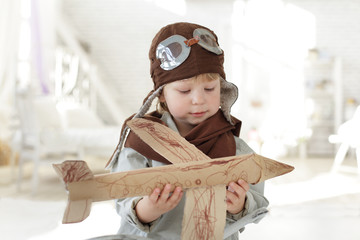 Obraz premium happy boy with airplane in hand