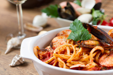 Spaghetti with mussels and tomato sauce