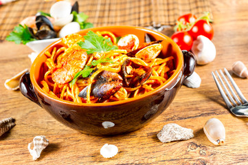 Spaghetti with mussels and tomato sauce