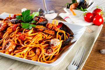 Spaghetti with mussels and tomato sauce