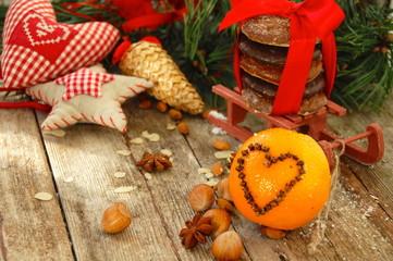 Weihnachtsdekoration mit gespickten Orangen
