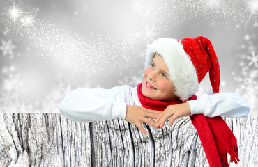 Kind lehnt auf Holzwand, Weihnachten, Angebot, Werbung