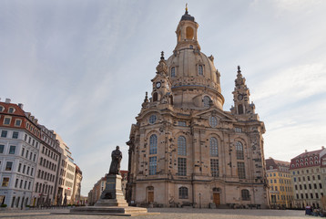 Fototapeta na wymiar Kościół Frauenkirche w Dre¼nie Pomnik Lutra