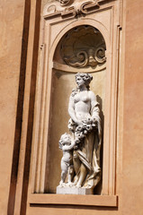 Fototapeta na wymiar pomnik przy wejściu do muzeum Verdiego