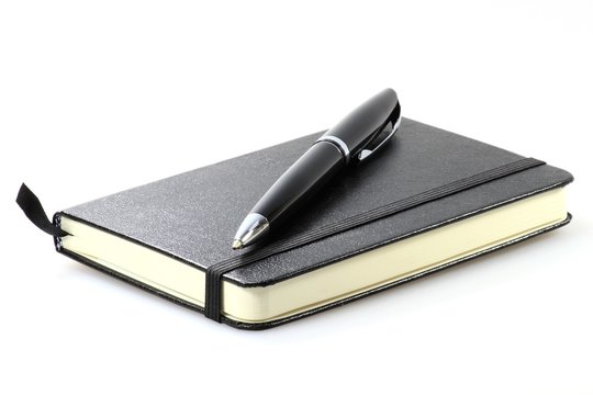 Notizbuch mit Füller isoliert auf weißem Hintergrund