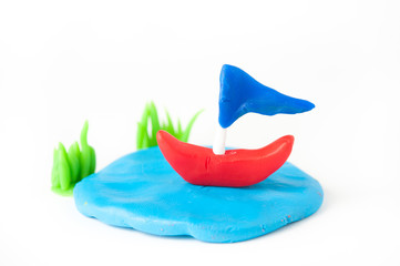 粘土のヨットと湖