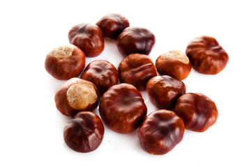 Obraz premium chestnuts isolated on white background