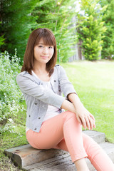 Obraz premium young asian woman relaxing in the park