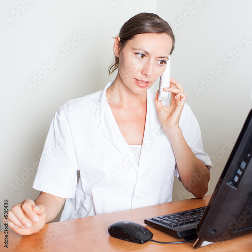 "Empfangsdame gibt Arzttermin per Telefon" Stockfotos und lizenzfreie