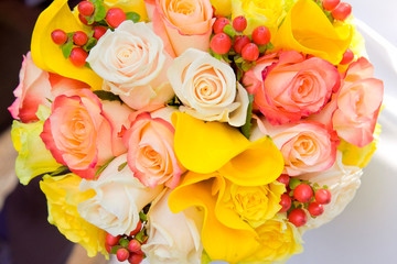 Obraz na płótnie Canvas bridal bouquet of yellow roses