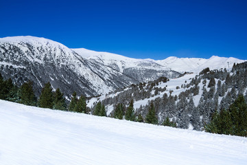 Fototapeta na wymiar Krajobraz górski w ośrodku narciarskim
