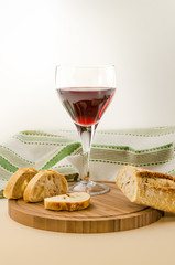 Rotweinglas mit Brot 3