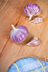 head of garlic on a cutting board close up