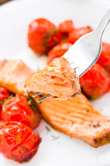 Salmon with roasted tomatoes