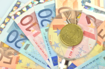 Moneta i banknoty euro pod lupą