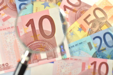 Banknoty euro pod lupą