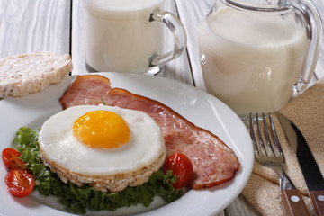 A healthy breakfast: fried eggs with rice cakes and milk.