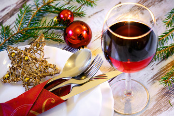 gedeckter und weihnachtlich dekorierter Tisch - 58175960