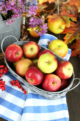 Naklejka na ściany i meble Juicy apples in basket on table close-up