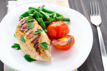 Grilled chicken with green beans and tomatoes
