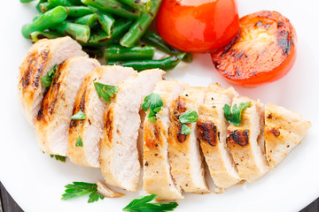 Grilled chicken with green beans and tomatoes