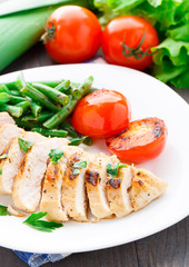 Grilled chicken with green beans and tomatoes