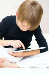 Naklejka premium kid using tablet computer
