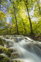 Fototapeta na wymiar Piękne wodospady na słoneczny dzień jesieni w górach