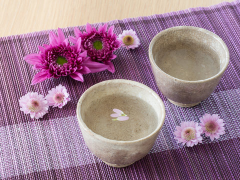 日本酒と菊の花