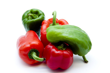 Rote und grüne frische Paprika