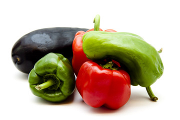 Rote und grüne frische Paprika mit Aubergine