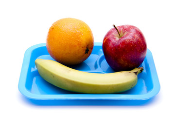 Apfel und Banane mit Orange auf Kinderteller
