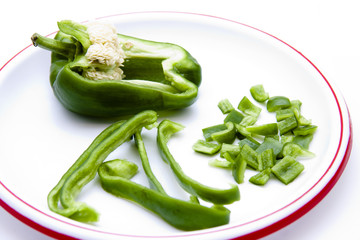 Grüne Paprika in Streifen und Stücke
