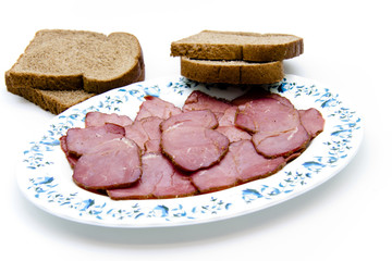 Toastbrot mit Rinderschinken auf Teller