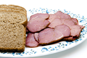 Toastbrot mit Rinderschinken auf Teller