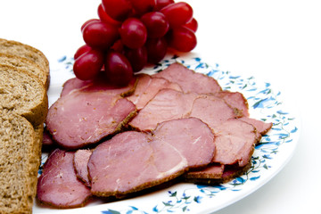 Toastbrot mit Rinderschinken und Trauben auf Teller