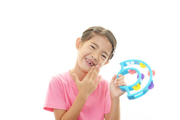 おもちゃで遊ぶ女の子