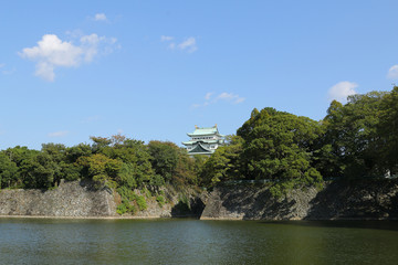Fototapeta na wymiar 秋の名古屋城と水堀