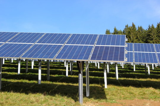 Sonnenkollektoren einer riesigen Photovoltaikanlage