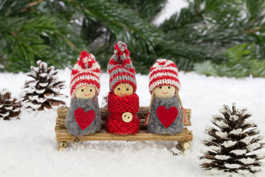 Winterstimmung - 3 kleine Wichtel auf Holzbank